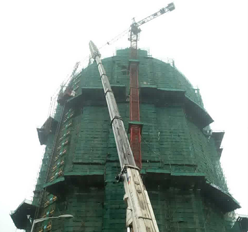 依安吊车在工地上作业